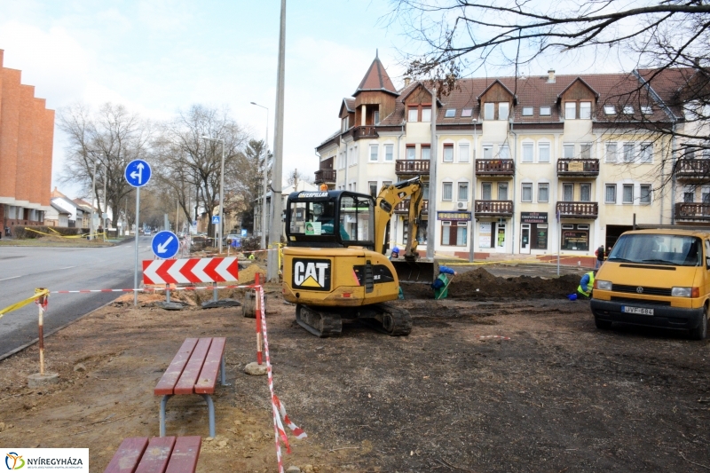 Körforgalom építése az Arany János utcán