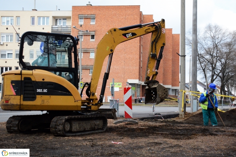 Körforgalom építése az Arany János utcán