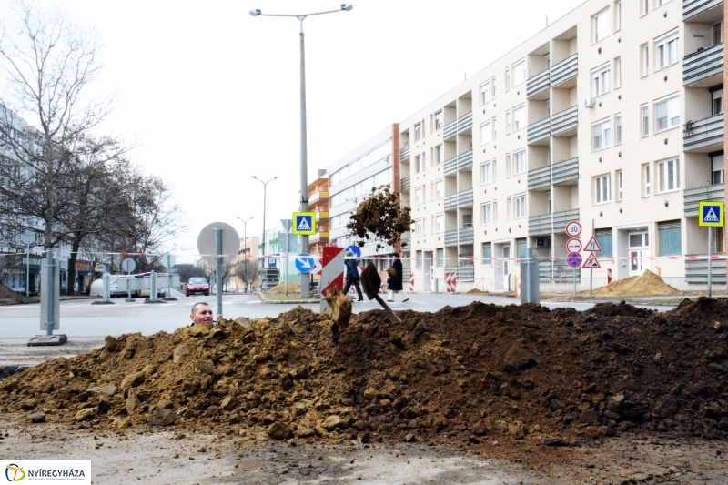 Körforgalom építése az Arany János utcán