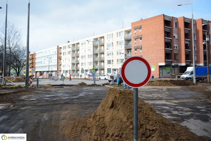 Körforgalom építése az Arany János utcán
