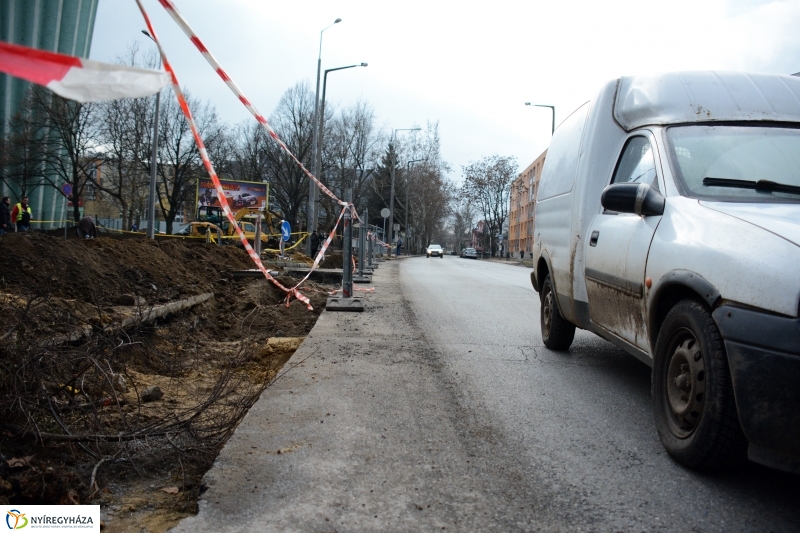 Körforgalom építése az Arany János utcán