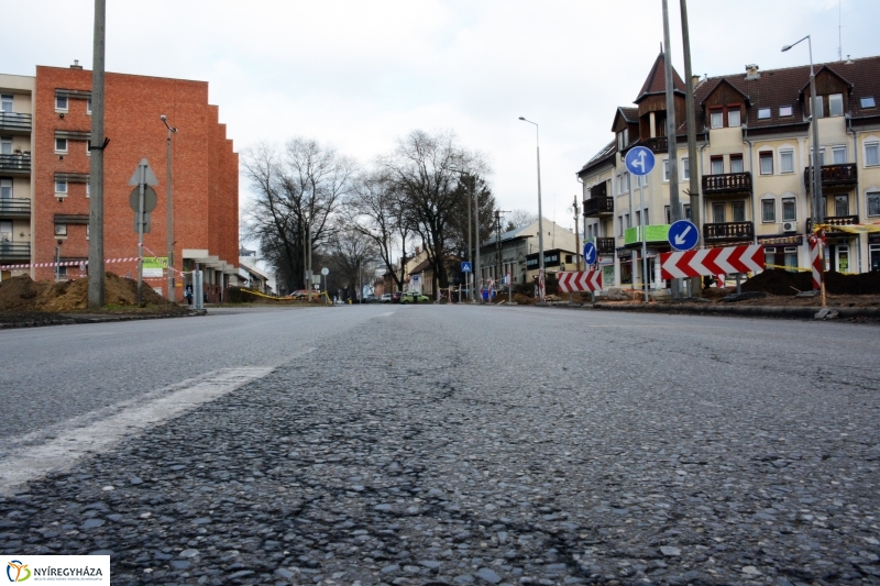 Körforgalom építése az Arany János utcán