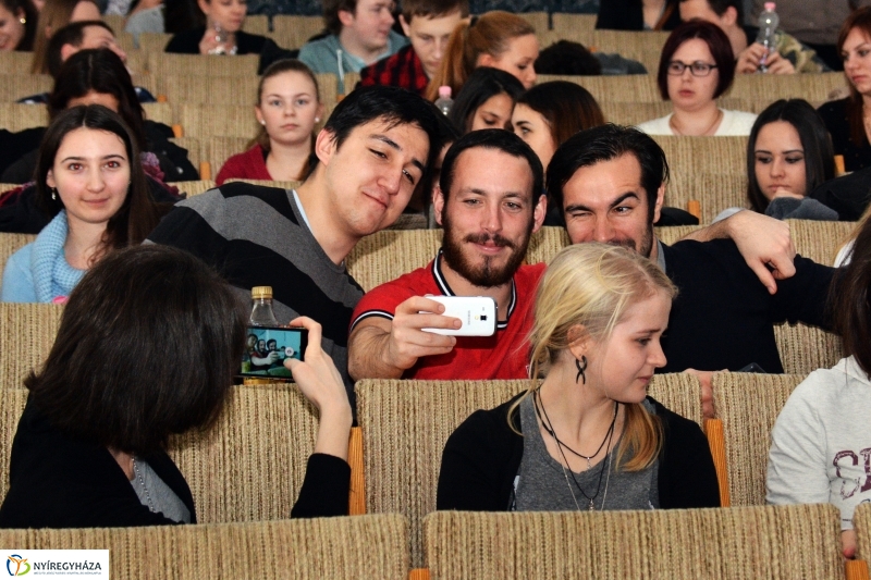 Angol nyelvű Tematikus Vita Show az Egészségügyi Karon