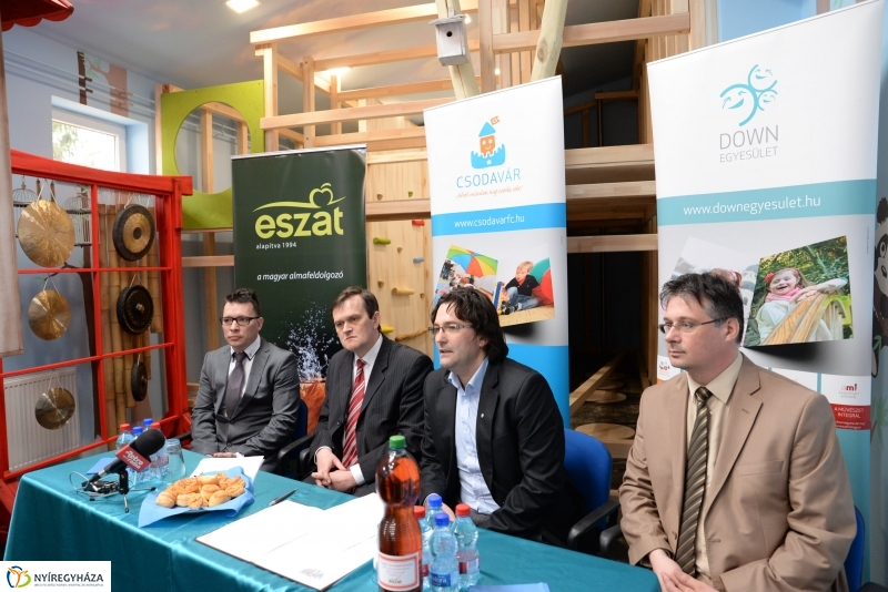 Együttműködési aláírás a Down Egyesületnél