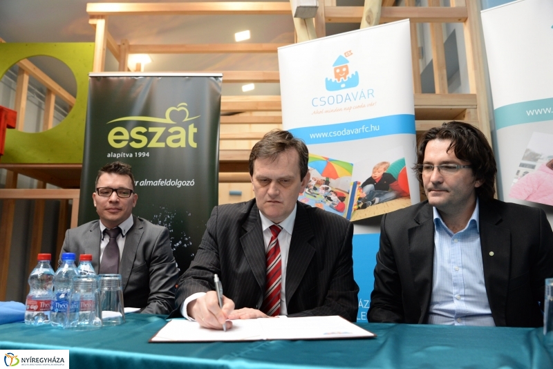 Együttműködési aláírás a Down Egyesületnél