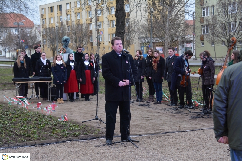 Emlékezés a forradalomra Petőfi szobra előtt