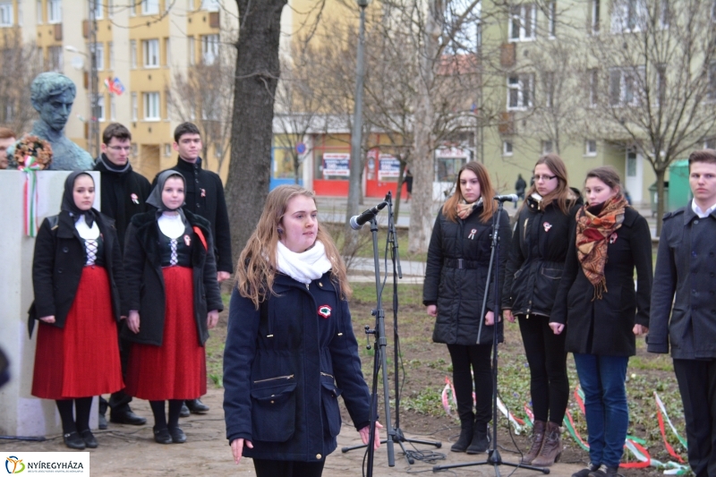 Emlékezés a forradalomra Petőfi szobra előtt
