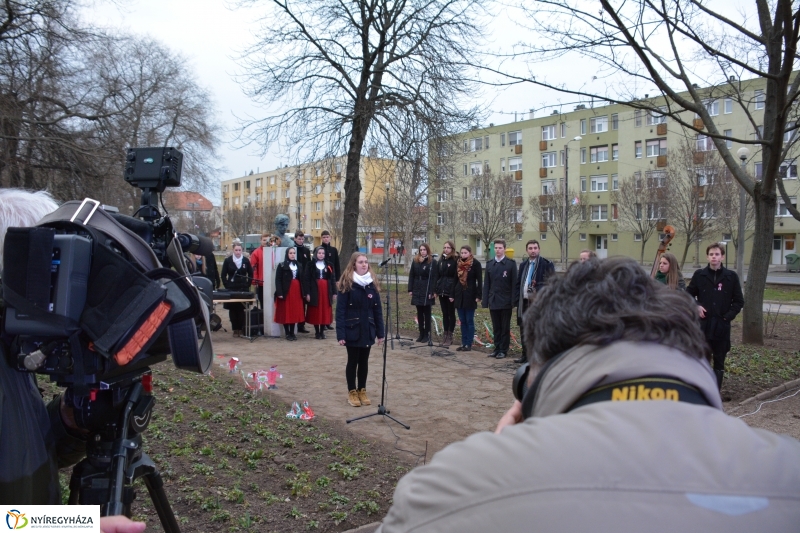 Emlékezés a forradalomra Petőfi szobra előtt