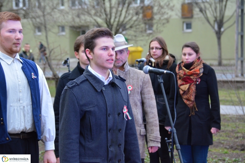 Emlékezés a forradalomra Petőfi szobra előtt