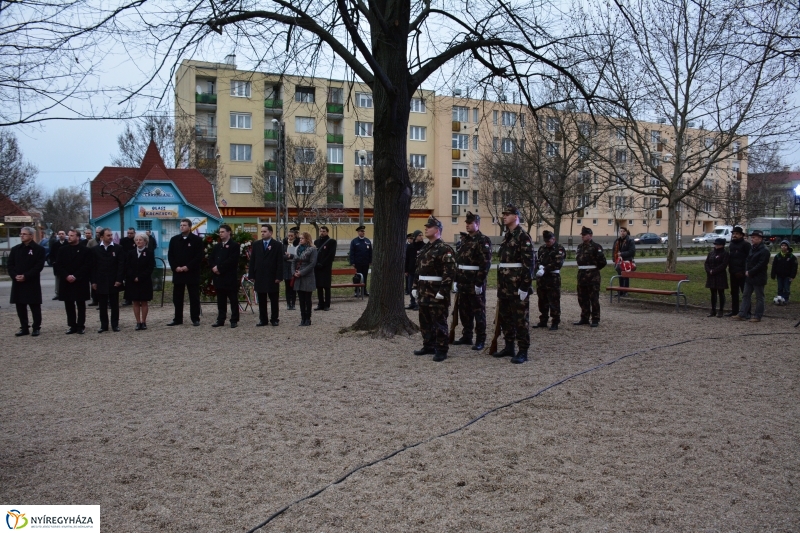 Emlékezés a forradalomra Petőfi szobra előtt