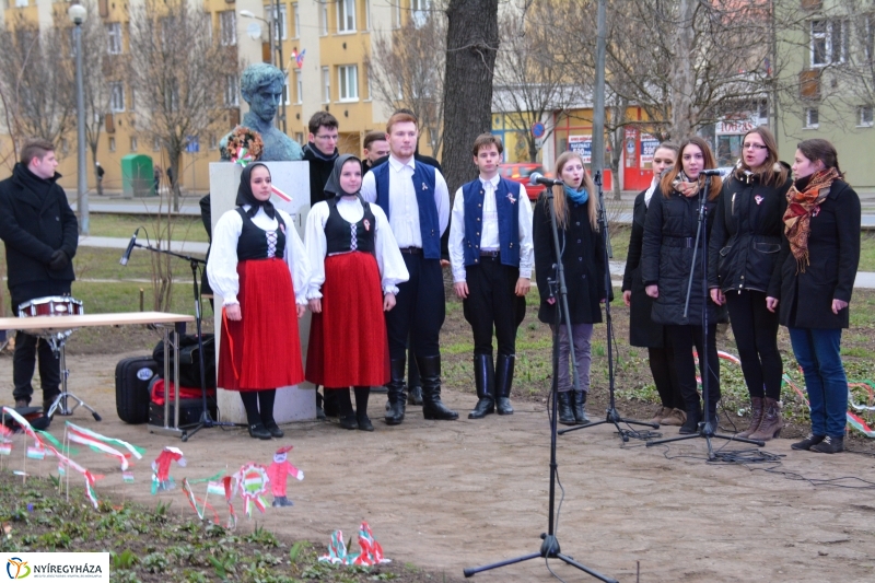 Emlékezés a forradalomra Petőfi szobra előtt