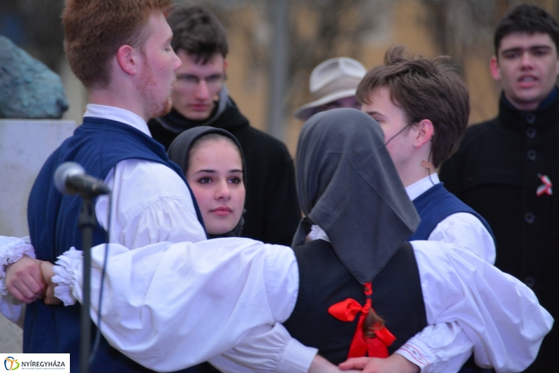 Emlékezés a forradalomra Petőfi szobra előtt