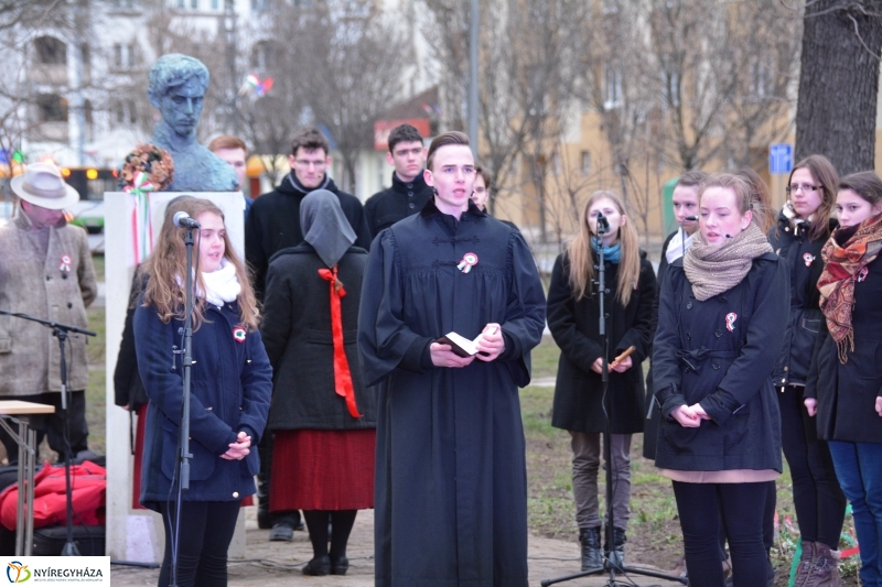 Emlékezés a forradalomra Petőfi szobra előtt
