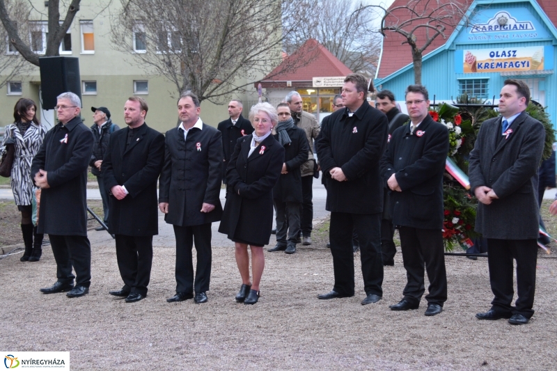 Emlékezés a forradalomra Petőfi szobra előtt