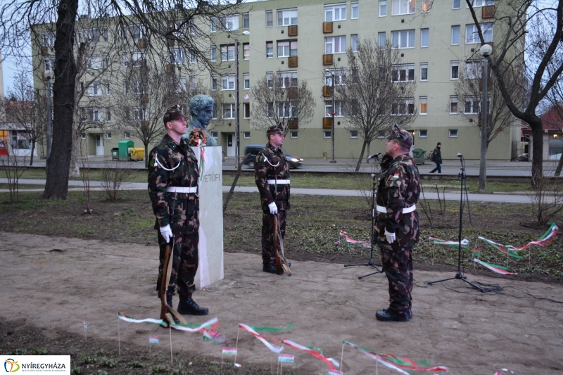 Emlékezés a forradalomra Petőfi szobra előtt
