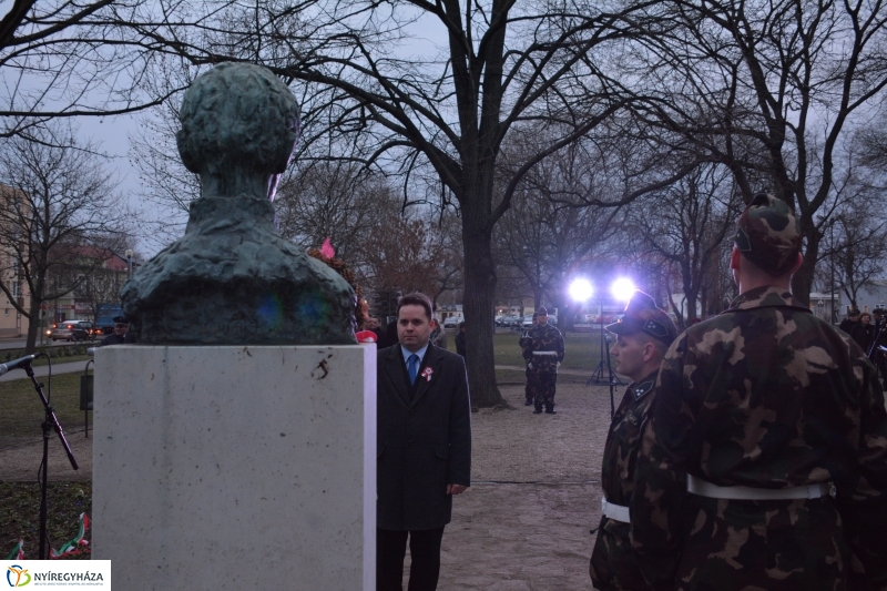 Emlékezés a forradalomra Petőfi szobra előtt