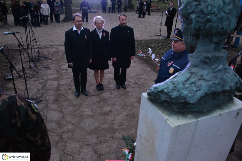 Emlékezés a forradalomra Petőfi szobra előtt