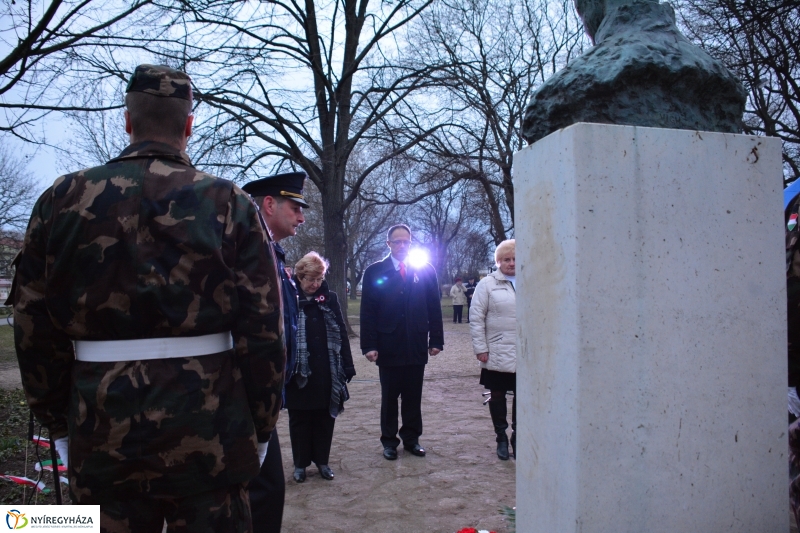 Emlékezés a forradalomra Petőfi szobra előtt