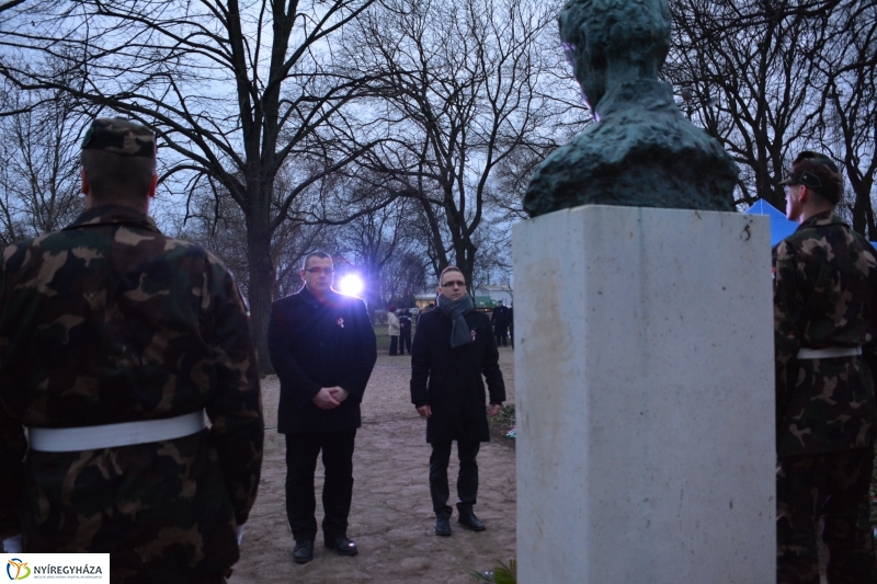 Emlékezés a forradalomra Petőfi szobra előtt