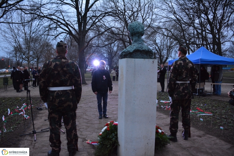 Emlékezés a forradalomra Petőfi szobra előtt