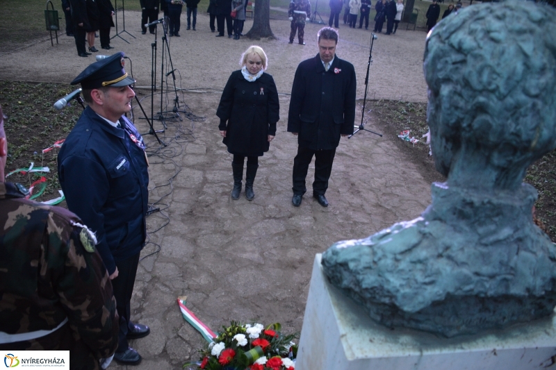 Emlékezés a forradalomra Petőfi szobra előtt