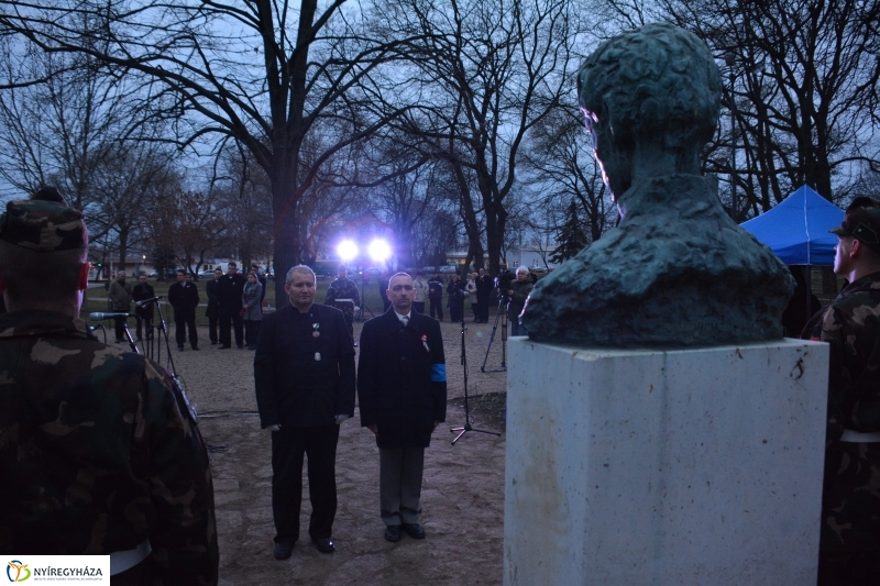 Emlékezés a forradalomra Petőfi szobra előtt