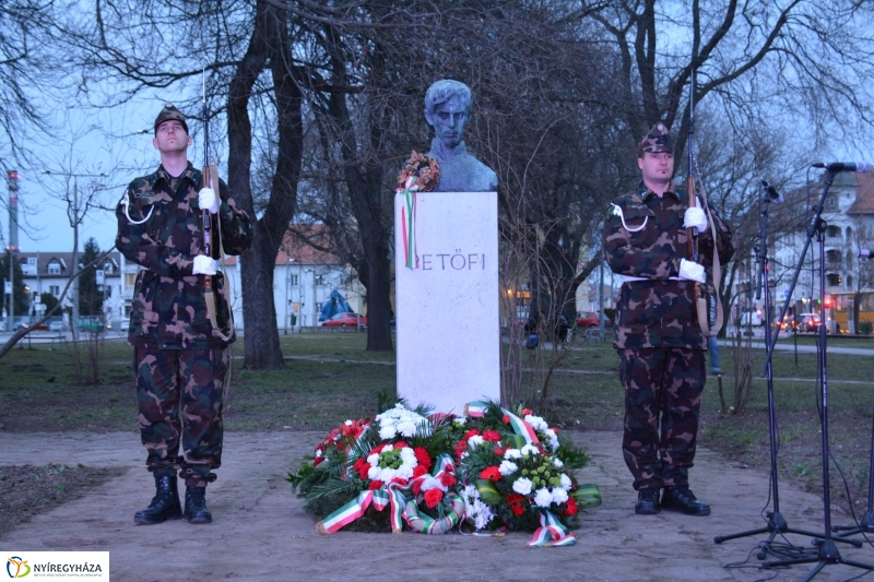 Emlékezés a forradalomra Petőfi szobra előtt