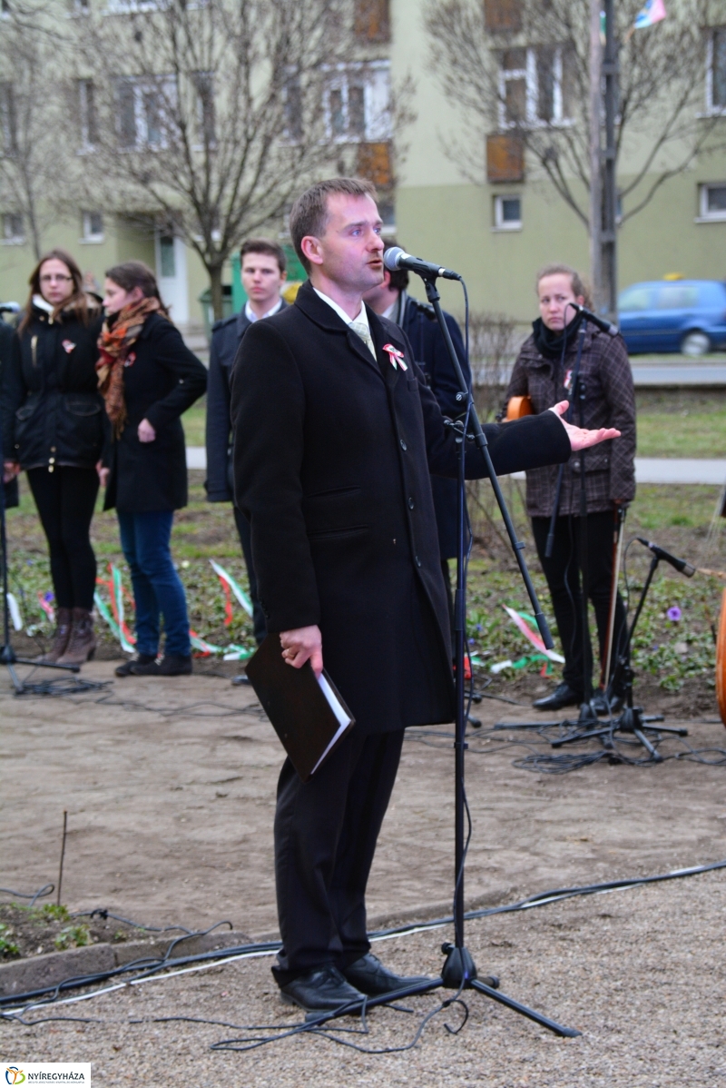 Emlékezés a forradalomra Petőfi szobra előtt