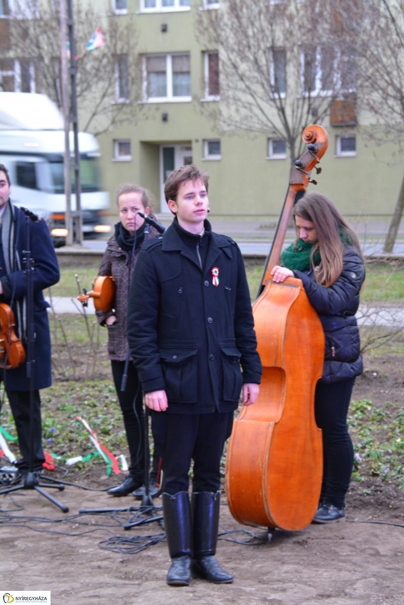 Emlékezés a forradalomra Petőfi szobra előtt