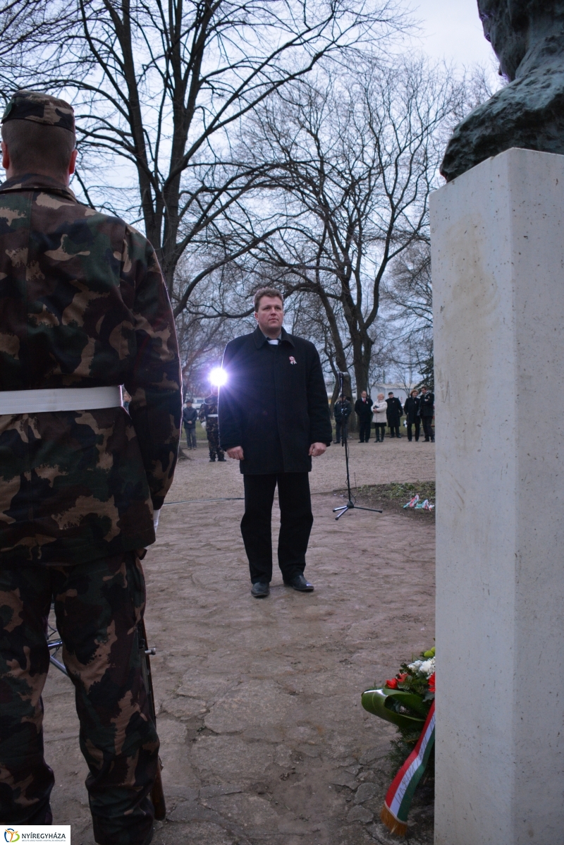 Emlékezés a forradalomra Petőfi szobra előtt