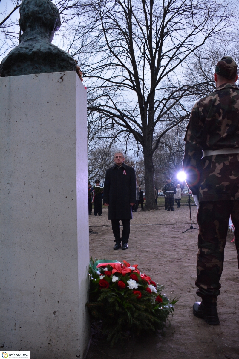 Emlékezés a forradalomra Petőfi szobra előtt