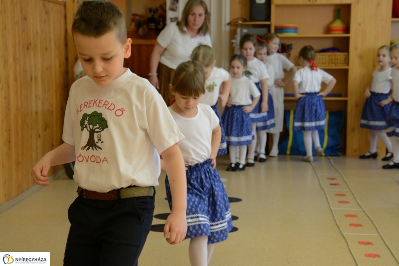 Néptánc program a Kerekerdő Óvodában