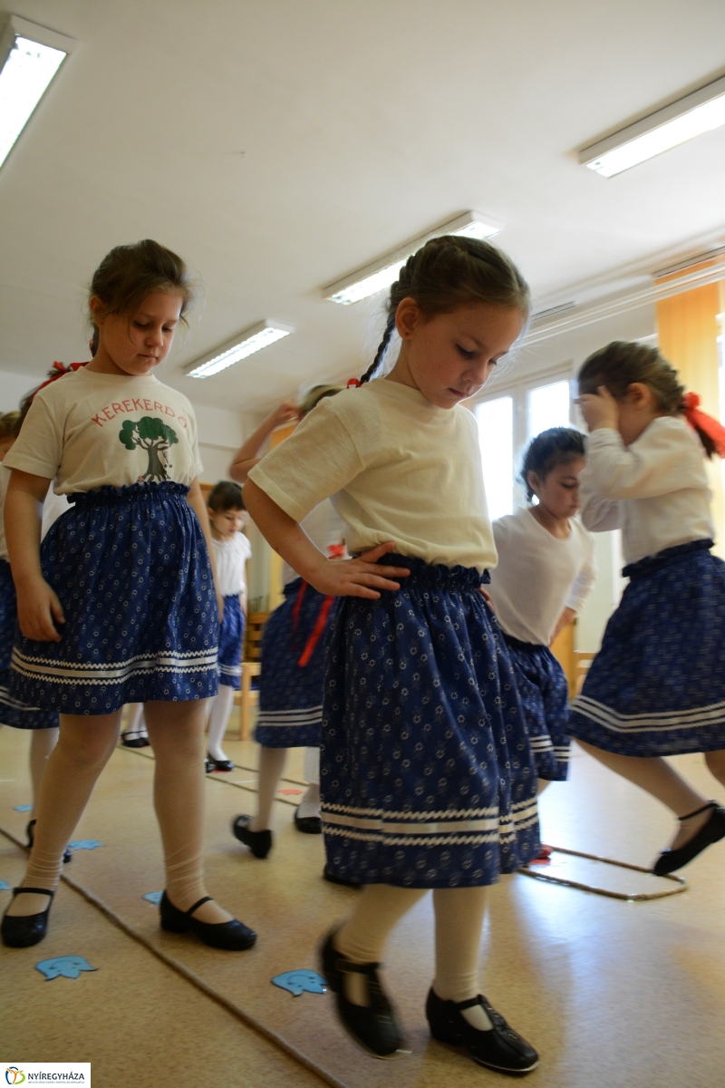Néptánc program a Kerekerdő Óvodában