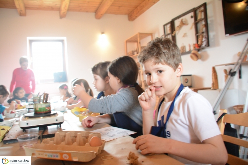 Tojásfestés a Sótói Múzeumfaluban