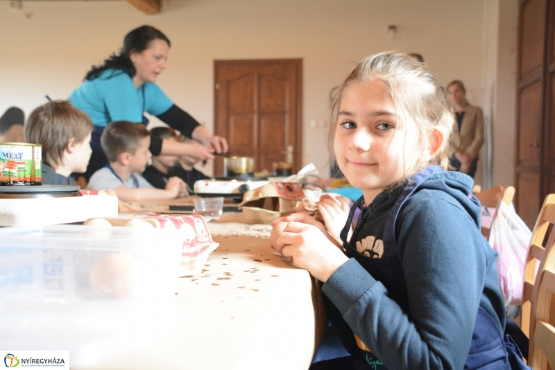 Tojásfestés a Sótói Múzeumfaluban