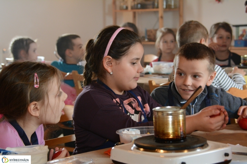 Tojásfestés a Sótói Múzeumfaluban