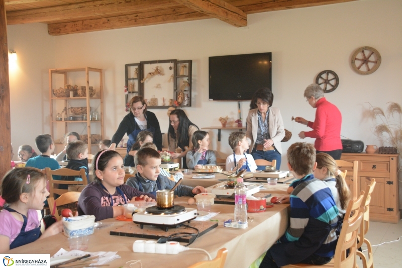 Tojásfestés a Sótói Múzeumfaluban