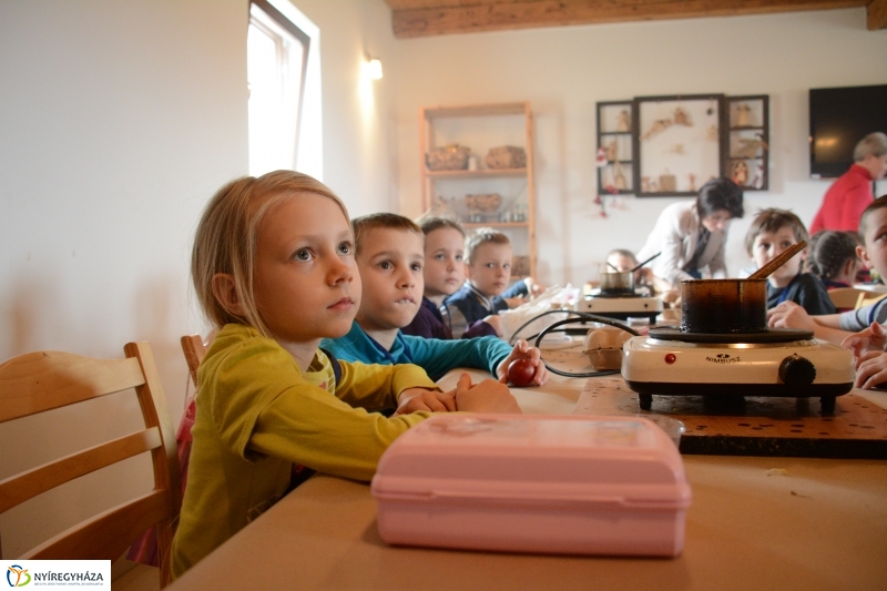 Tojásfestés a Sótói Múzeumfaluban