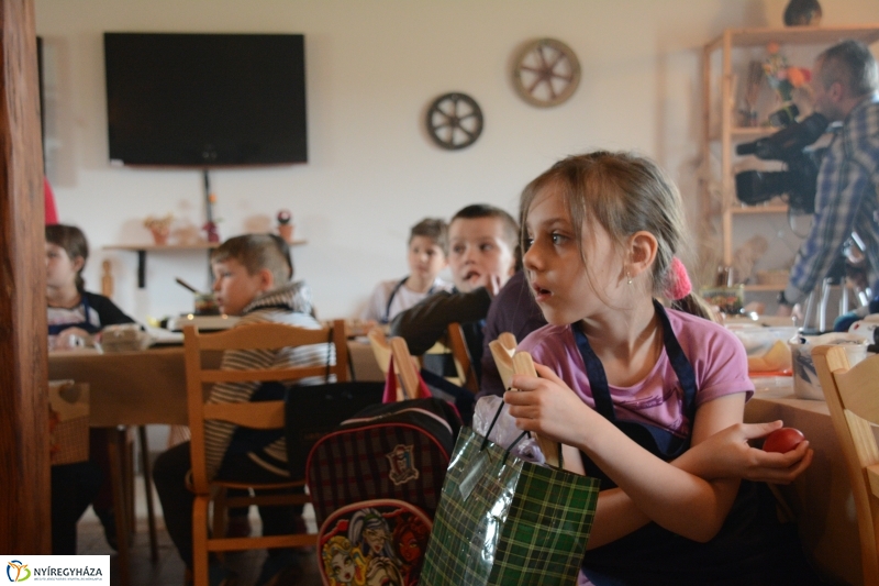 Tojásfestés a Sótói Múzeumfaluban