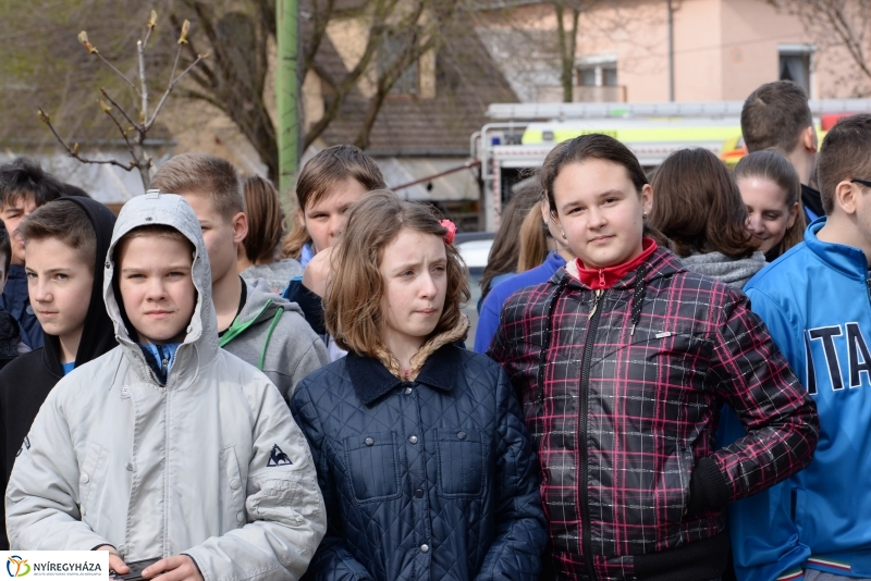 Kommandós bemutató a Bem József Általános Iskolában