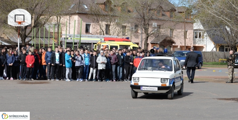 Kommandós bemutató a Bem József Általános Iskolában