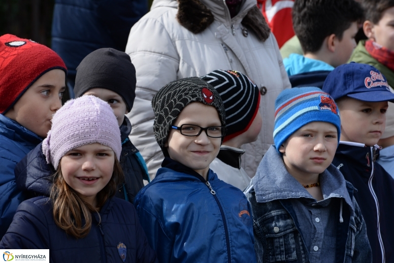 Kommandós bemutató a Bem József Általános Iskolában