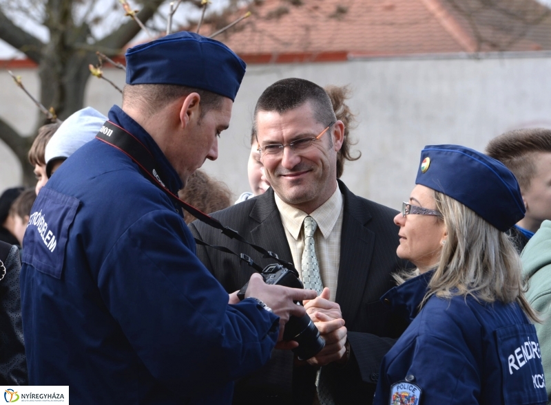 Kommandós bemutató a Bem József Általános Iskolában