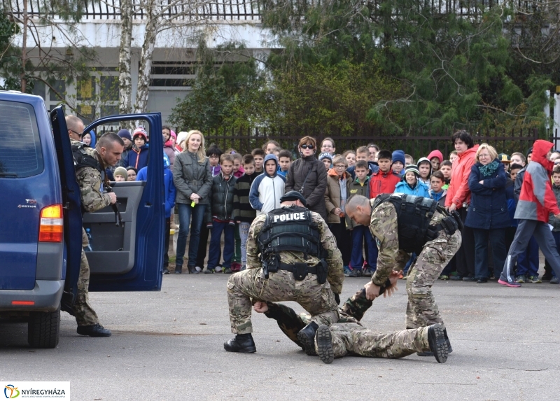 Kommandós bemutató a Bem József Általános Iskolában