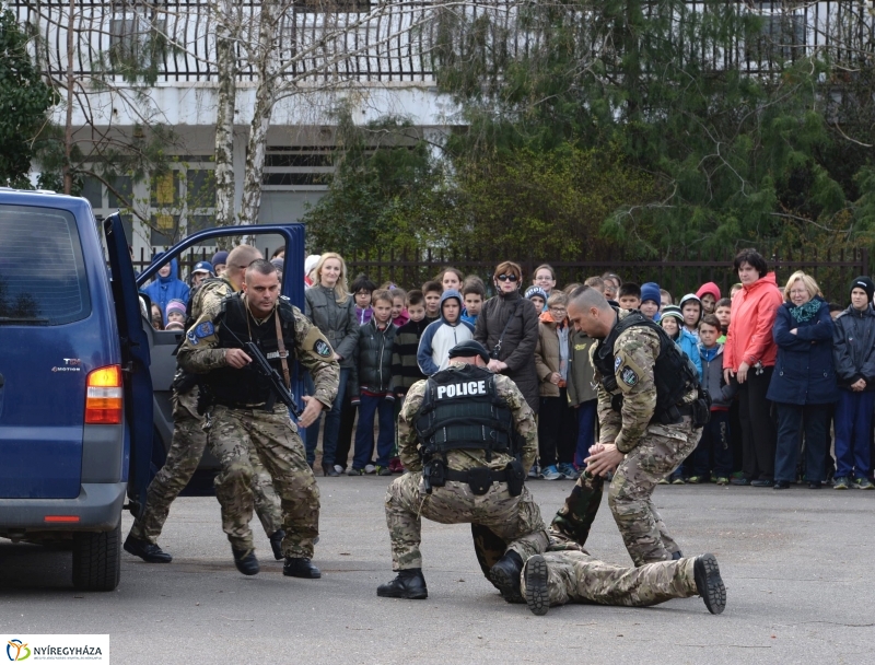 Kommandós bemutató a Bem József Általános Iskolában