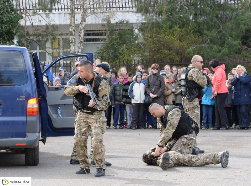 Kommandós bemutató a Bem József Általános Iskolában