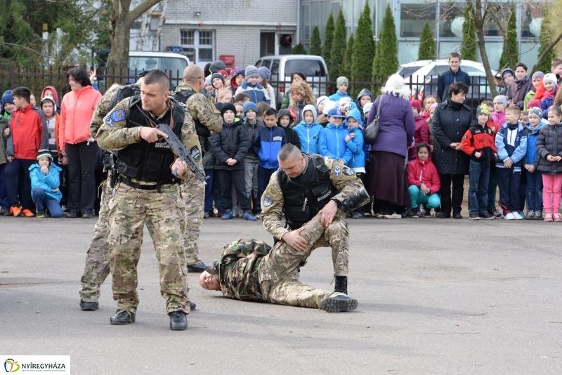 Kommandós bemutató a Bem József Általános Iskolában