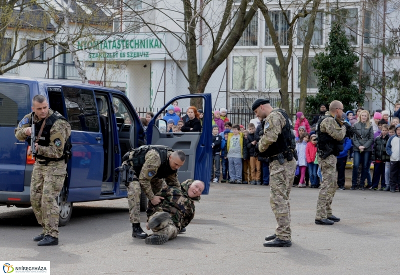 Kommandós bemutató a Bem József Általános Iskolában