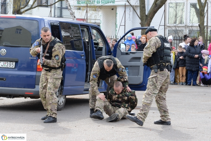 Kommandós bemutató a Bem József Általános Iskolában