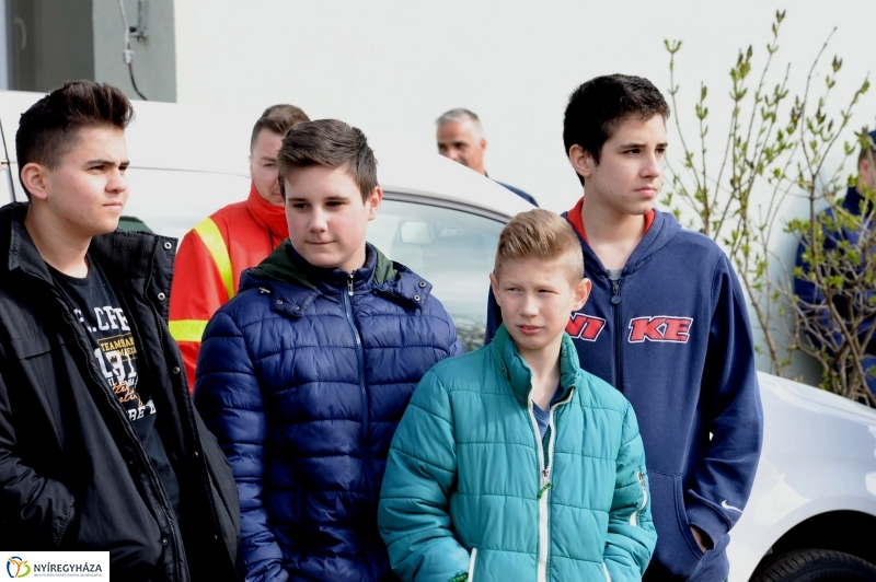 Kommandós bemutató a Bem József Általános Iskolában